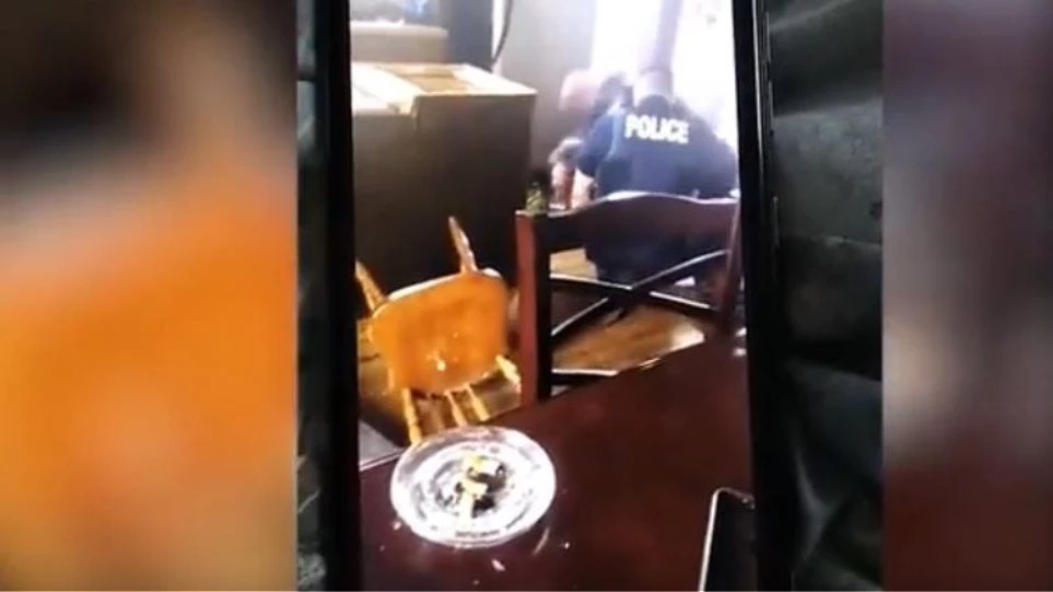 Η βία στις ΗΠΑ συνεχίζεται: Αστυνομικός χτυπάει επανειλημμένα στο πάτωμα το κεφάλι ενός ακινητοποιημένου άνδρα (βίντεο)